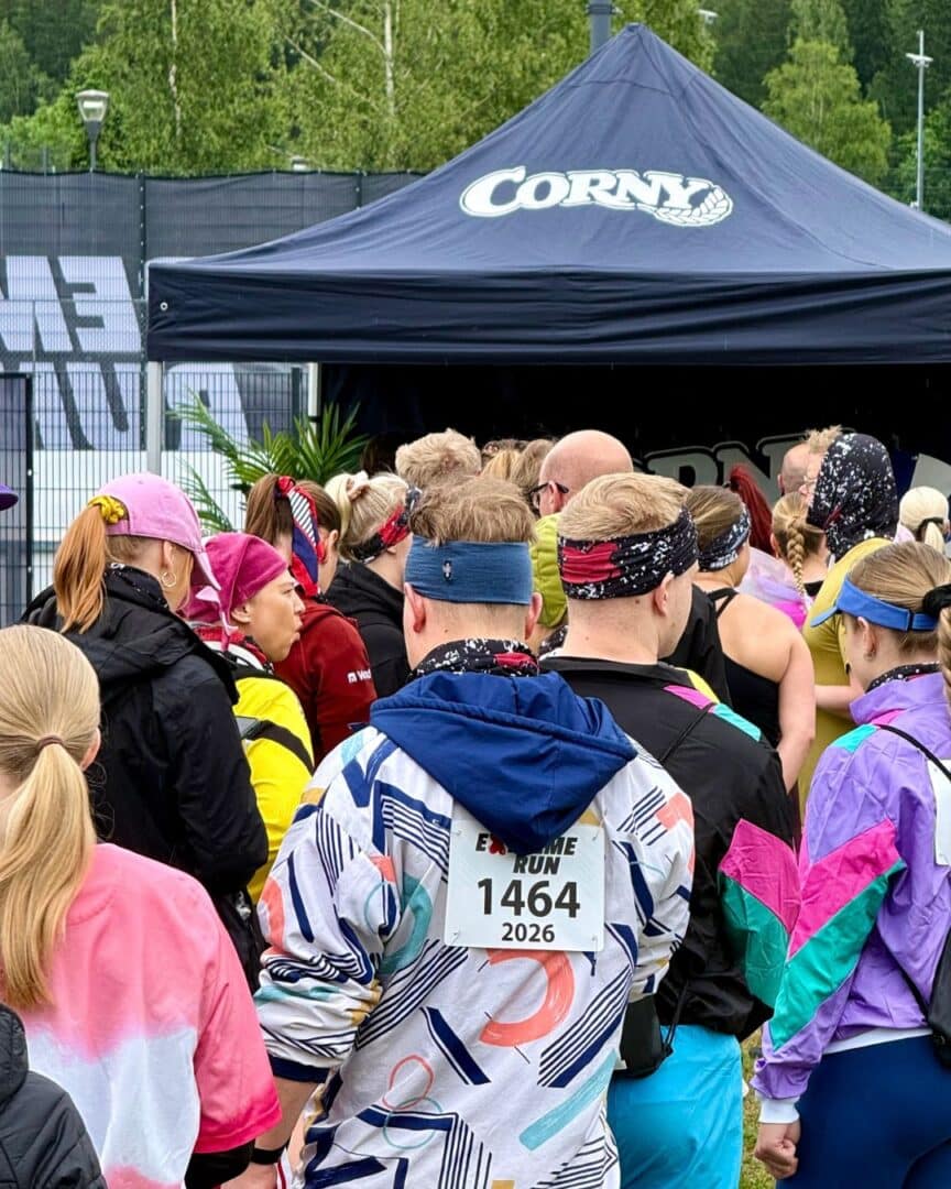 ExtremeRun Vantaan osallistujia Cornyn brändiaktivointipisteellä.